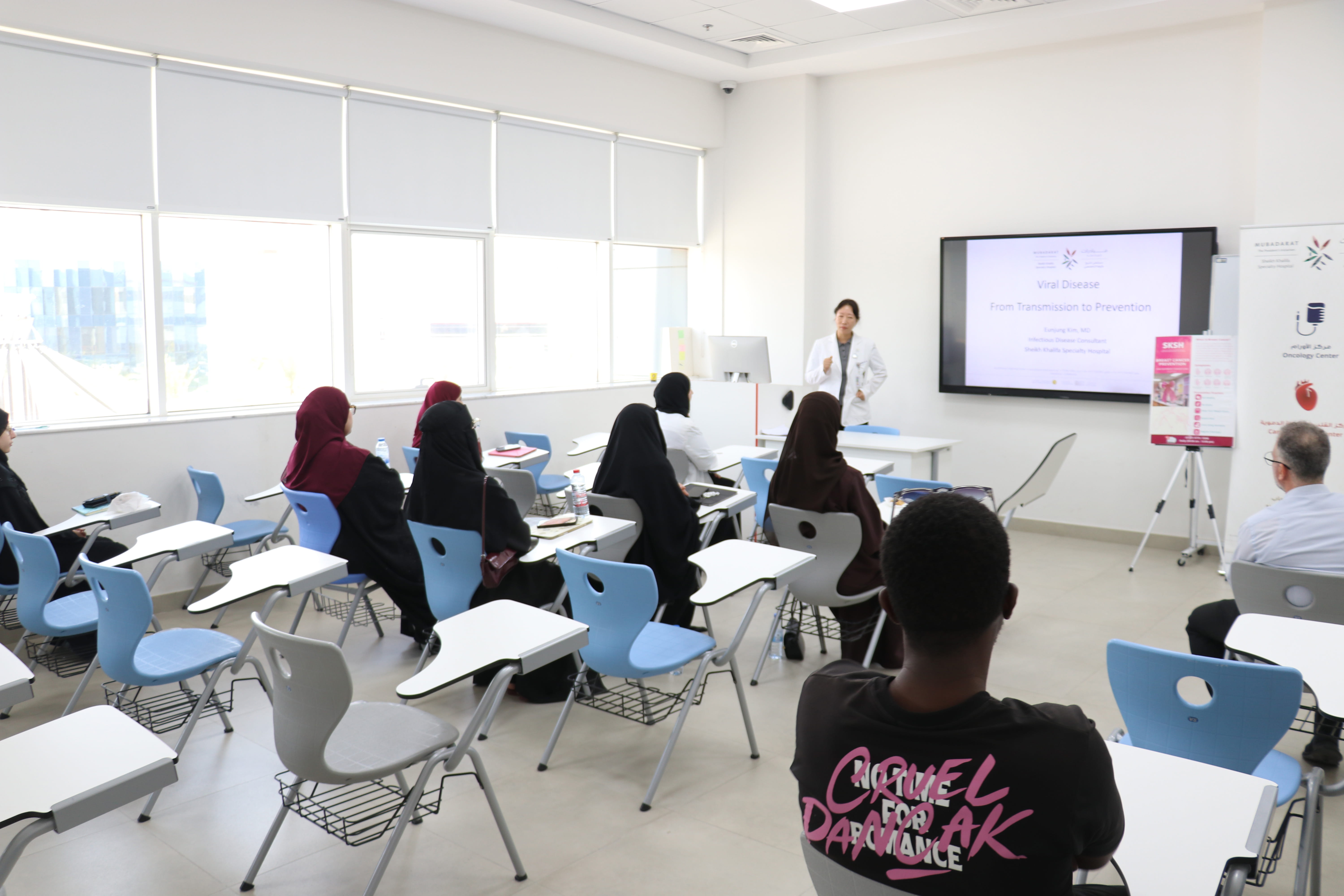 محاضرة توعوية بخصوص العدوى الفيروسية في الجامعه الامريكية في رأس الخيمة ٢٠٢٦